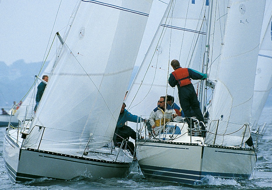 Szene vor dem Start zu einer Regatta: Beide Fahrzeuge haben den Wind von derselben Seite. Das Schiff links liegt in Luv und war ausweichpflichtig.
