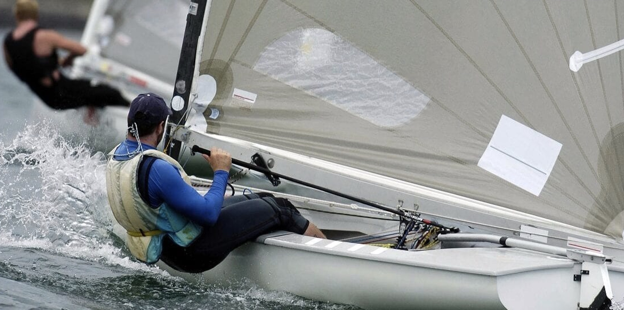 Das Ausreiten im Finn Dinghy ist äußerst anstrengend.