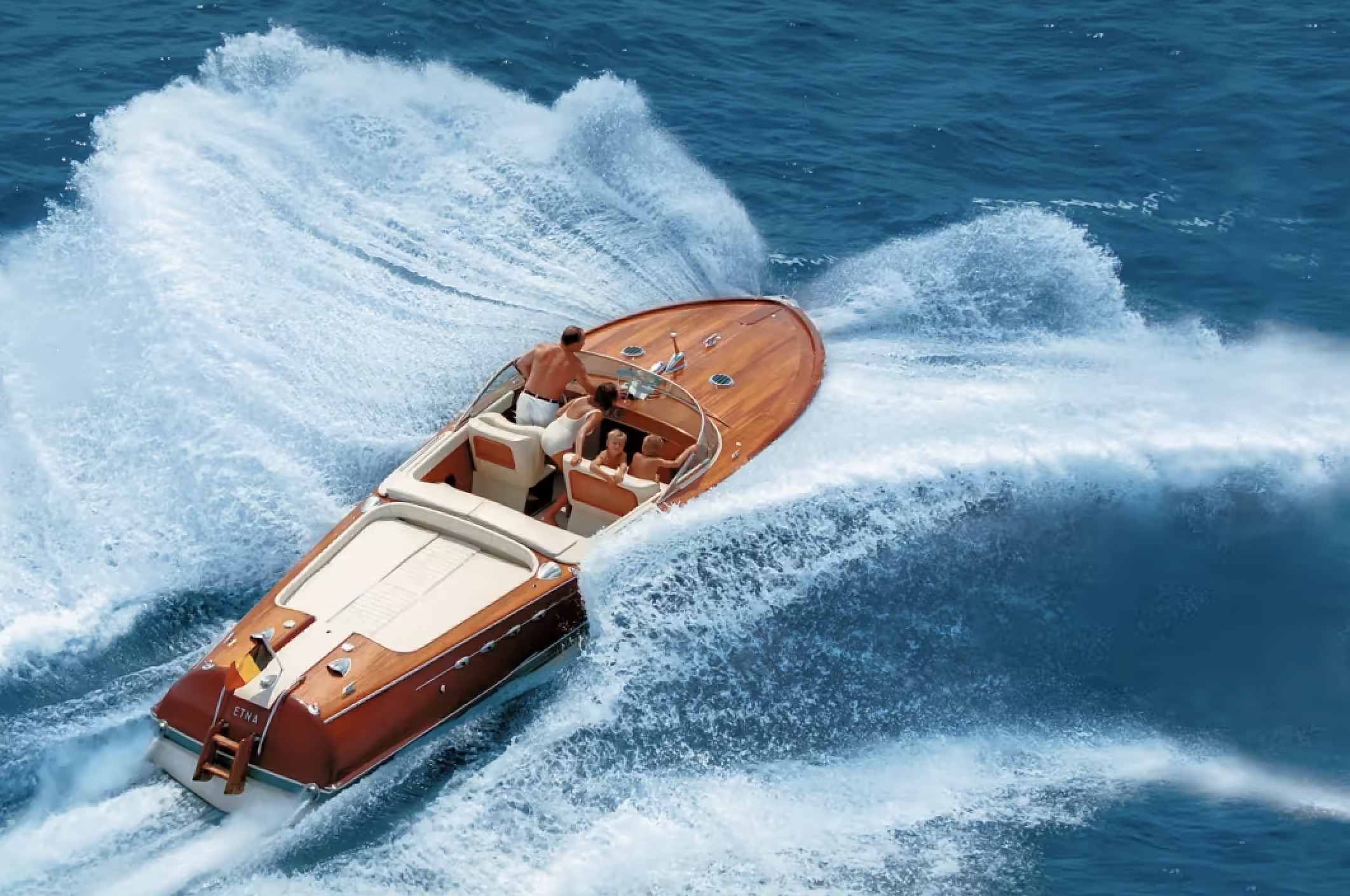 Klassisches Holzboot von Riva mit Z-Antrieb.