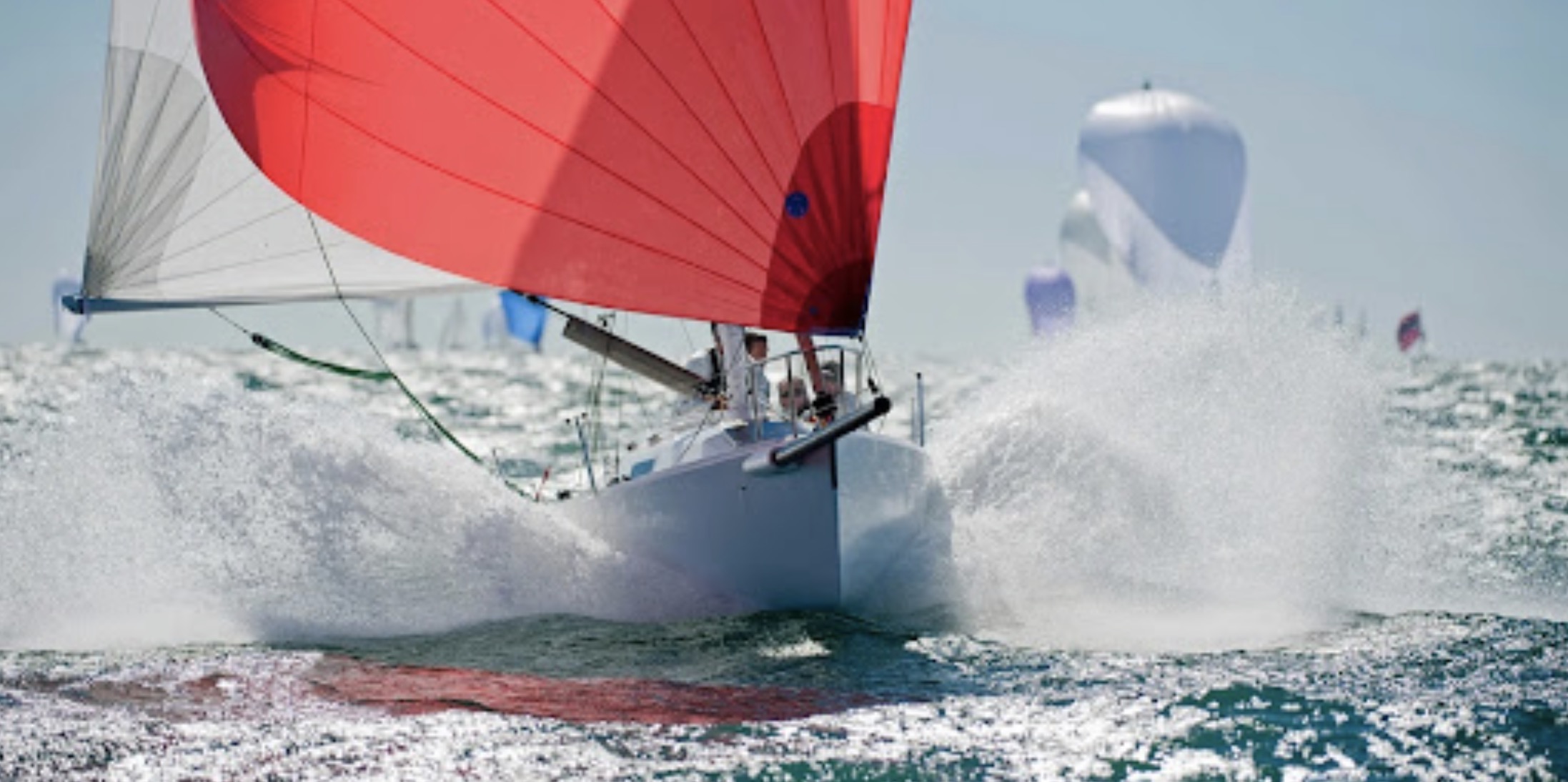Ein Gennaker erhöht die Speed bei achterlicher Wind deutlich.