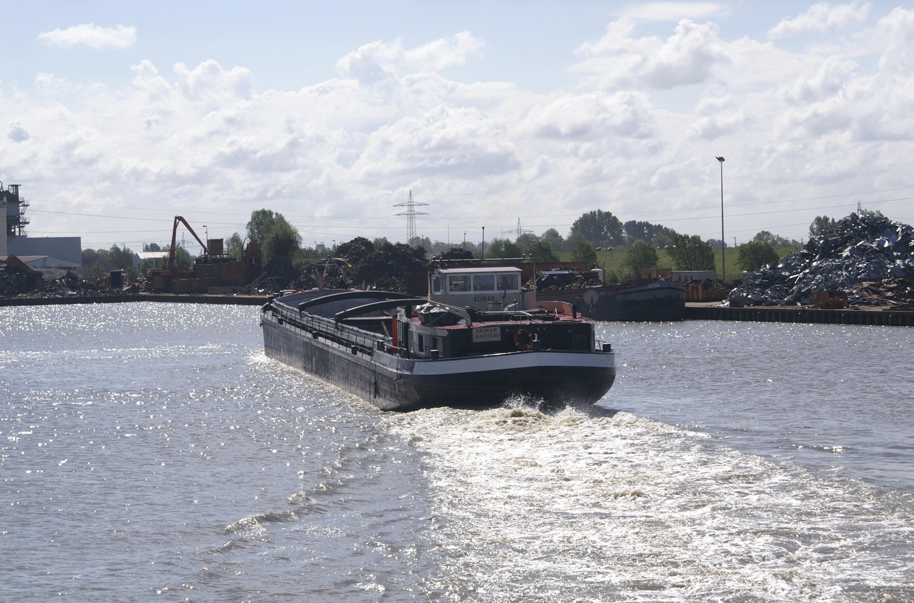 Das Kühlwasser eines vorausfahrenden Schiffes bremst, weil gegen dessen Propellerstrom gefahren werden muss.