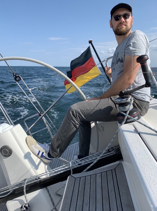 Die Nationale weht am Heck.