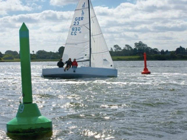 Fahrwasser sind Wasserflächen, die durch rote und grüne Tonnen begrenzt …