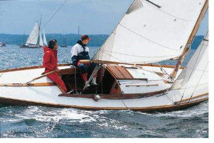 Eine Knarr (Börrensen-Bau, 1968) mit Vordeck, Seitendecks, Kajütdeck und Achterdeck.